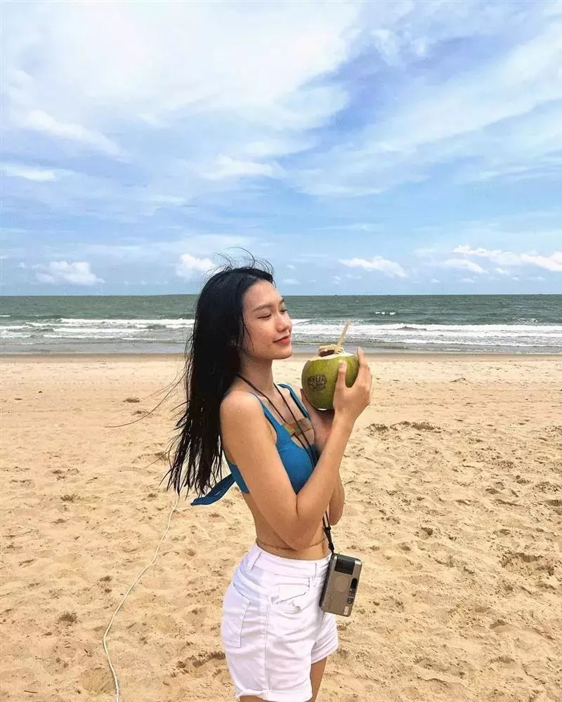 Ai cũng ngưỡng mộ trước sắc vóc nóng bỏng nàng WAGs ở tuổi 22.