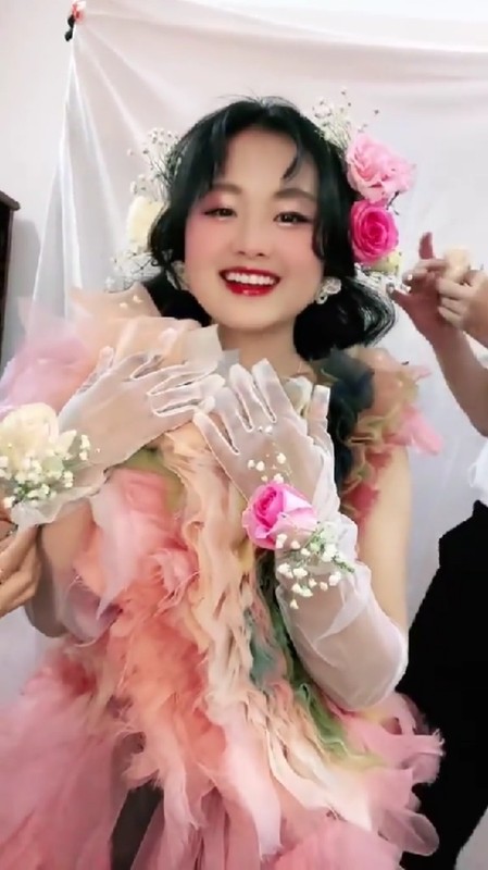 Trong ảnh, hiện tượng mạng người dân tộc này diện đầm hồng quyến rũ, mái tóc buông xõa nhẹ nhàng, trang điểm tông hồng nữ tính.