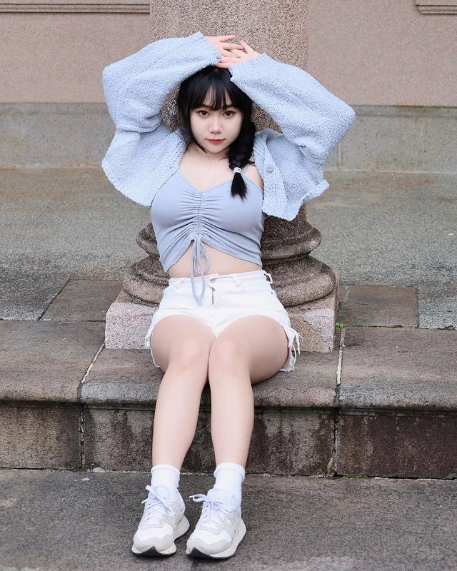 Trang phục thường ngày của hot girl gợi cảm Hoàng Vĩnh Hàm cũng theo phong cách ngắn, hở, khoe tối đa đường cong cơ thể.