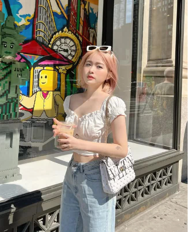 Mỗi tháng Chao tiêu khoảng hơn 78 triệu đồng vào việc shopping mua sắm. Chưa hết, ở New York nữ sinh còn thường hay di chuyển bằng tàu điện ngầm. Phí đi tàu một tháng của Chao cũng rơi vào ngót nghét 132 đô la (hơn 3,1 triệu đồng).