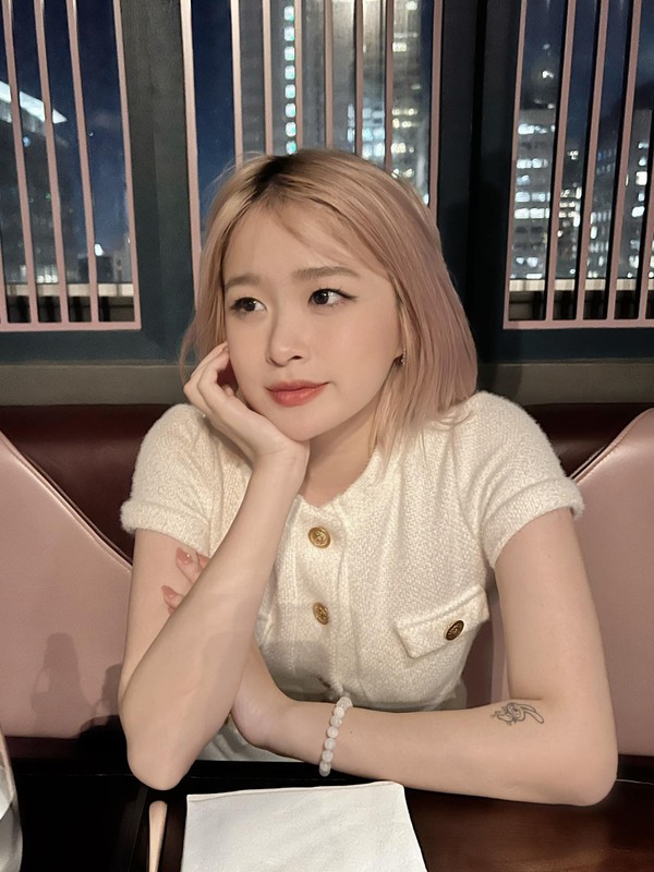 Dù ở nước bạn xa xôi xong rich kid này vẫn thường xuyên cập nhật về cuộc sống sinh hoạt, học tập với các fan của mình.