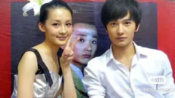 Có tin đồn cho rằng cặp đôi công khai nắm tay nhau xuất hiện tại sự kiện nhưng do chưa nổi tiếng nên không ai chú ý tới.