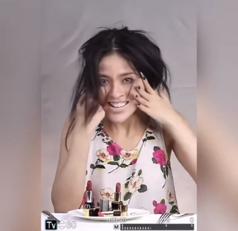 Cụ thể trong đoạn clip với nền nhạc khá giật gân có pha chút kinh dị, nữ TikToker 9X đầu bù tóc rối liên tục trợn mắt, cười to, tay cầm nĩa đập cầm cập vào bàn để chờ món ăn trang sức đầy son.