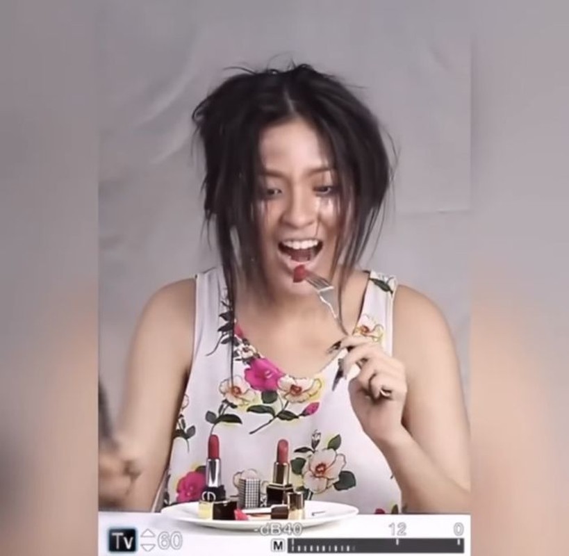 Kế đến cô đã cắt và ăn một thỏi son trong biểu cảm mà netizen cho là 