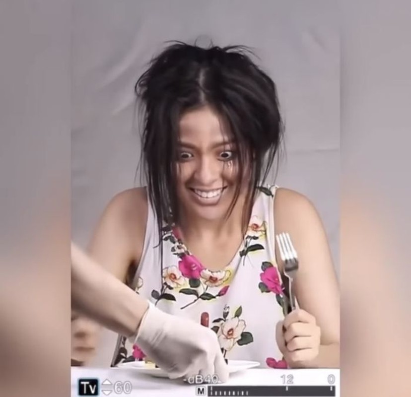 Có lẽ Trần Thanh Tâm dự định cho khán giả thấy được sự thèm khát son phấn của một người con gái.