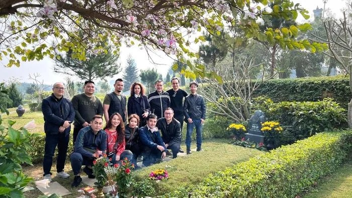 Ban nhạc Bức Tường đăng tải bức hình ý nghĩa khi tất cả thành viên trong ban nhạc cùng vợ cố nghệ sĩ Trần Lập đến mộ thắp hương cho nam nghệ sĩ.