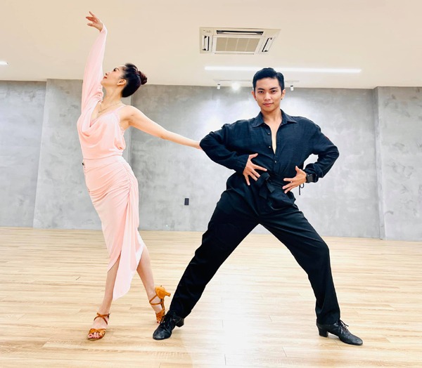 Khánh Thi và Phan Hiển thường xuyên tổ chức biểu diễn ở phố đi bộ để tạo hứng thú cho giới trẻ với bộ môn dancesport.