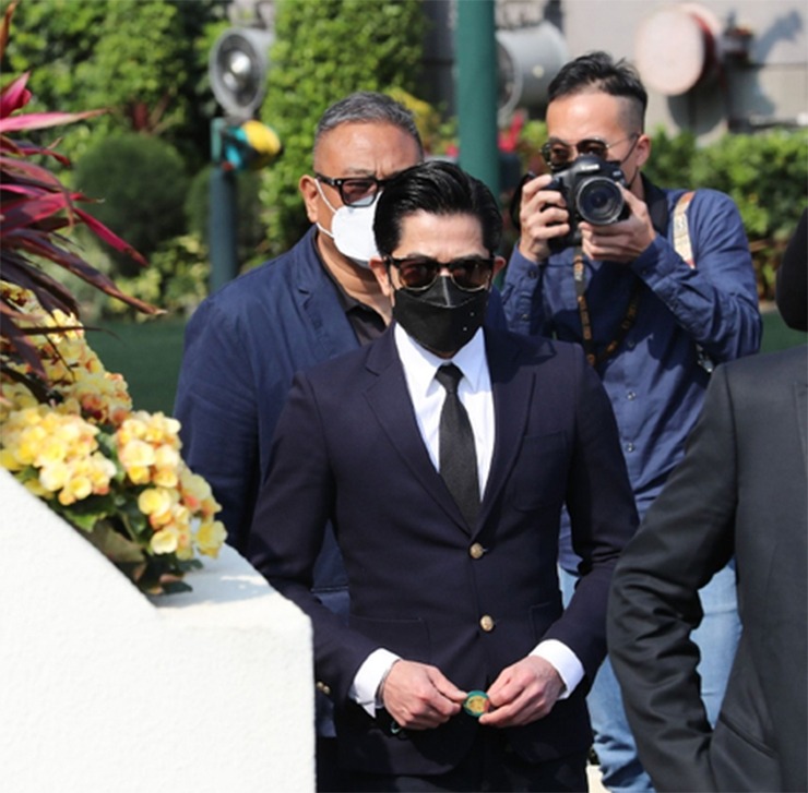 Trong suốt hoạt động, ngôi sao nổi tiếng đeo kính râm và trầm lặng hơn bình thường