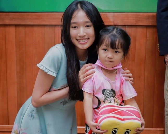Jenny Huynh cùng bạn fan nhí được tài trợ mổ tim miễn phí. Ảnh: @jenny.huynh