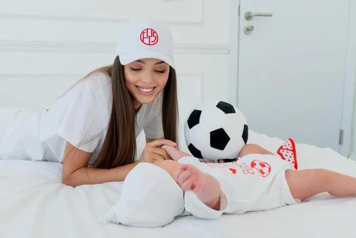 Bà xã Bùi Tiến Dũng sinh năm 2000, cô sở hữu vẻ ngoài xinh đẹp như búp bê.