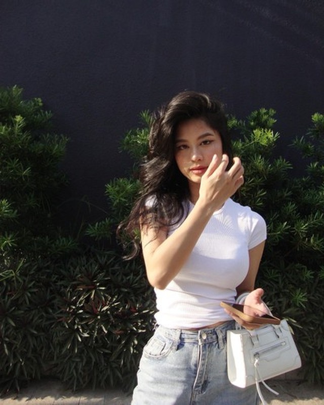 Tuy nhiên, đại diện của thẩm mỹ sau đó đã lên tiếng cho biết, nàng hot girl Thanh Hóa chưa từng sử dụng dịch vụ nâng ngực của cơ sở này mà là do nhân viên Marketing đã sai sót trong việc sử dụng hình ảnh để quảng cáo nên cũng đã nhanh chóng gỡ bài.