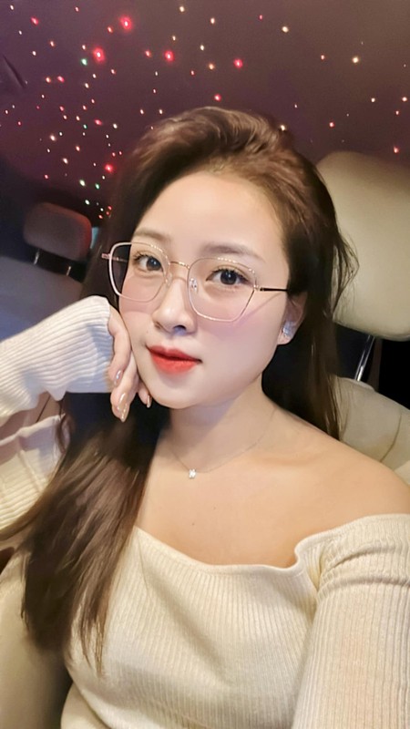 Nhật Linh và tiền vệ Phan Văn Đức công khai hẹn hò vào giữa năm 2019. Vào đầu năm 2020, cặp đôi chính thức về chung một nhà chỉ sau khoảng 5 tháng hẹn hò.