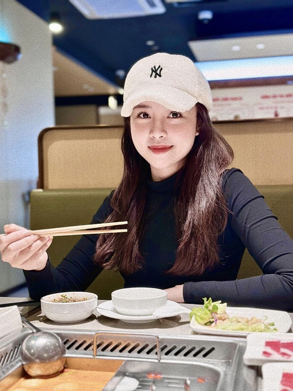 Cuộc sống hôn nhân của Nhật Linh và cầu thủ nổi tiếng Phan Văn Đức cũng nhận được nhiều sự quan tâm của dân tình. Theo đó, Phan Văn Đức nổi tiếng là một người chồng yêu chiều vợ con hết mực. Anh liên tục tặng bà xã những món đồ đắt tiền như trang sức, quần áo hàng hiệu.