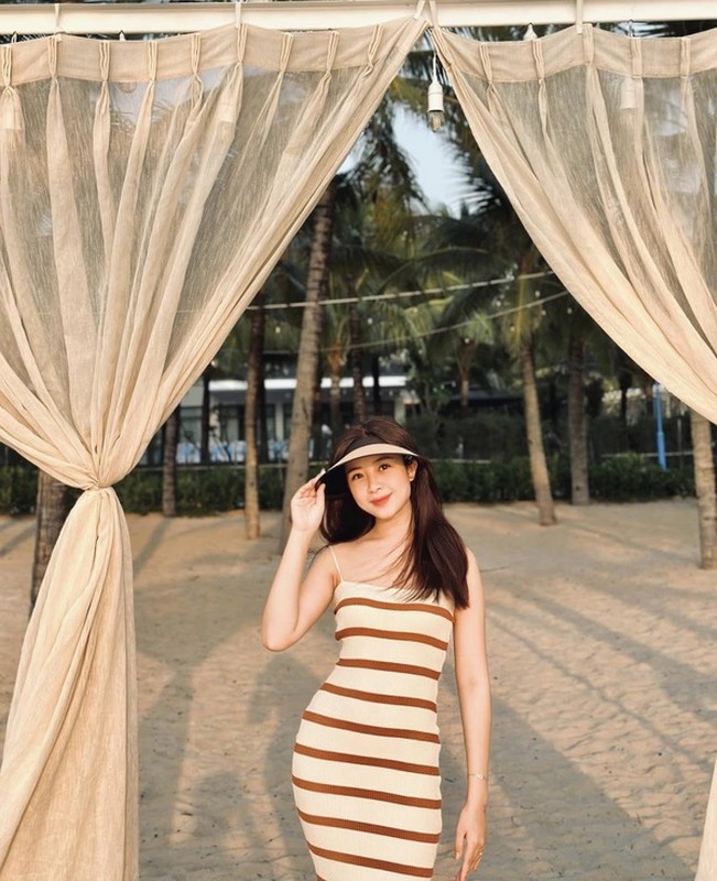 Mới đây, gia đình cầu thủ Phan Văn Đức vừa có chuyến du lịch tới Phú Quốc. Nhật Linh đã hào hứng chia sẻ loạt ảnh khoe trọn nhan sắc được ông xã chụp cho trong kỳ nghỉ này.