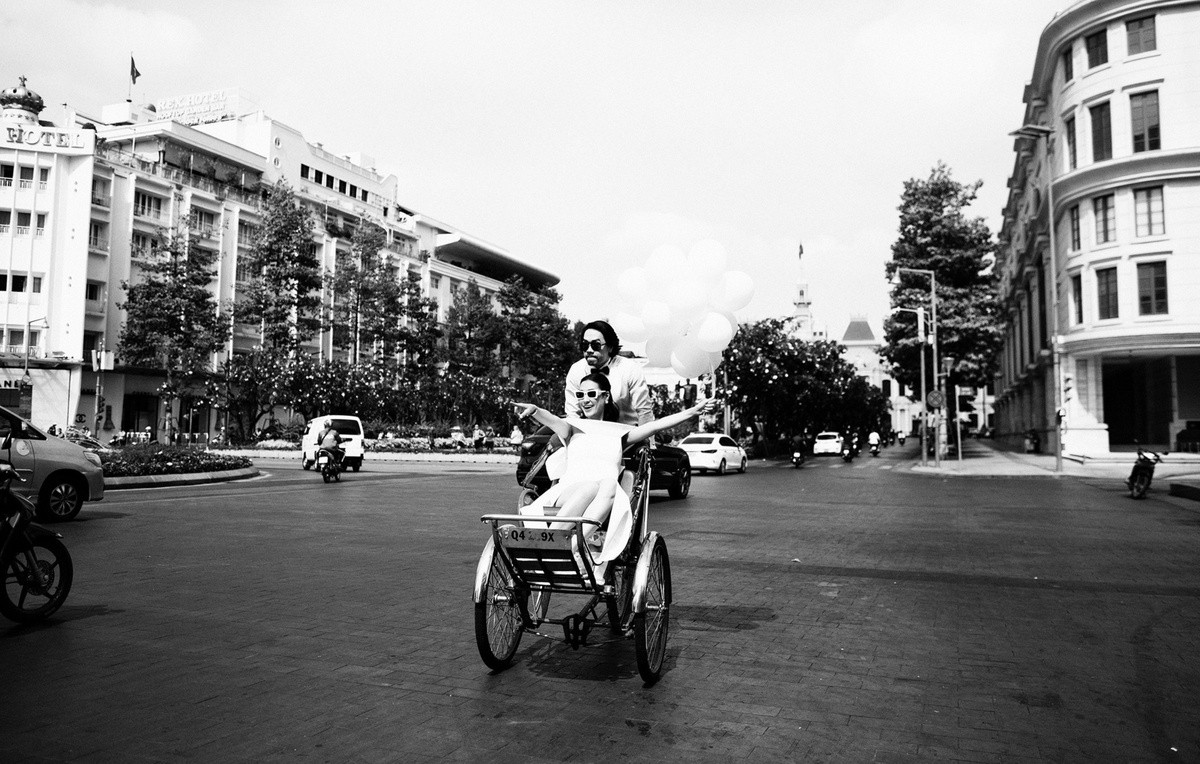 Kathy Uyên sinh năm 1981, là diễn viên, ca sĩ, người mẫu và MC người Mỹ gốc Việt. Từ nhỏ, cô đã bộc lộ niềm đam mê và năng khiếu với điện ảnh. Trước khi trở về Việt Nam, cô tham gia một số phim chiếu tại Mỹ. Cô và chồng đều sinh ra và lớn lên ở nước ngoài, về Việt Nam làm việc. 