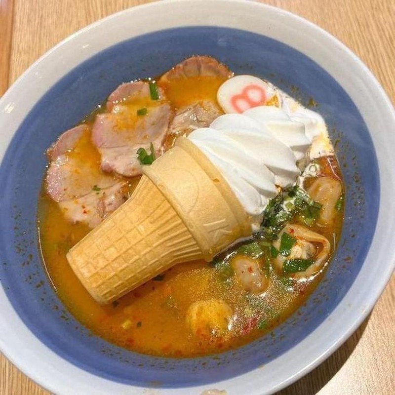 Bên cạnh những công thức nấu ăn, cách kết hợp món ăn khoa học, bổ ích thì trào lưu trộn kem vào các món truyền thống Việt lại bị coi là “thảm họa ẩm thực” gây ra nhiều tranh cãi.