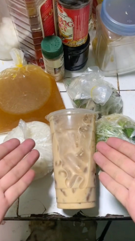 Món bún bò truyền thống với nước dùng thơm ngon được các bạn trẻ mua về, nhưng họ chỉ sử dụng phần bún và đồ ăn phía trên, còn nước dùng thì được thay thế bằng ly trà sữa trân châu kế bên.