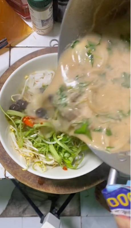 Bún bò ngày nay đã phổ biến khắp mọi tỉnh thành, được nhiều người yêu thích bởi sự kết hợp giữa nước dùng đậm đà thơm ngon cùng rất nhiều nguyên liệu rau thịt đi kèm.