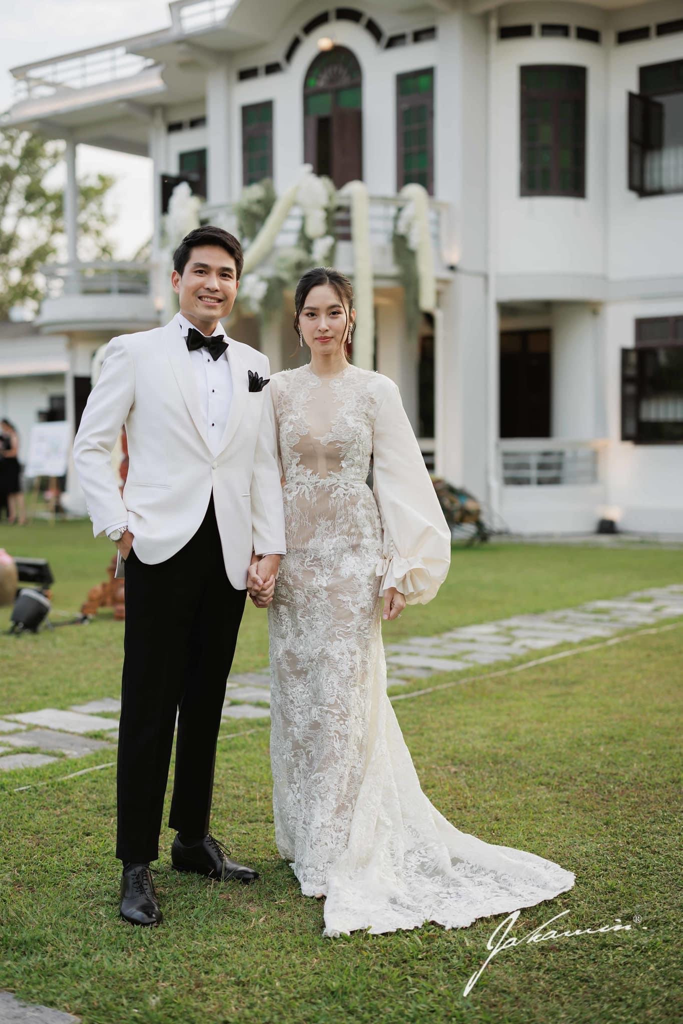 Tờ Harper's Bazaar Thái Lan đưa tin, sau nghi thức truyền thống, hoa hậu chuyển giới Nong Poy và chồng doanh nhân Oak Phakwa Hongyok tổ chức tiệc theo phong cách hiện đại. Hôn lễ diễn ra tại Ban Ar Jor - biệt thự cổ gia đình chú rể sở hữu ở Phuket. 