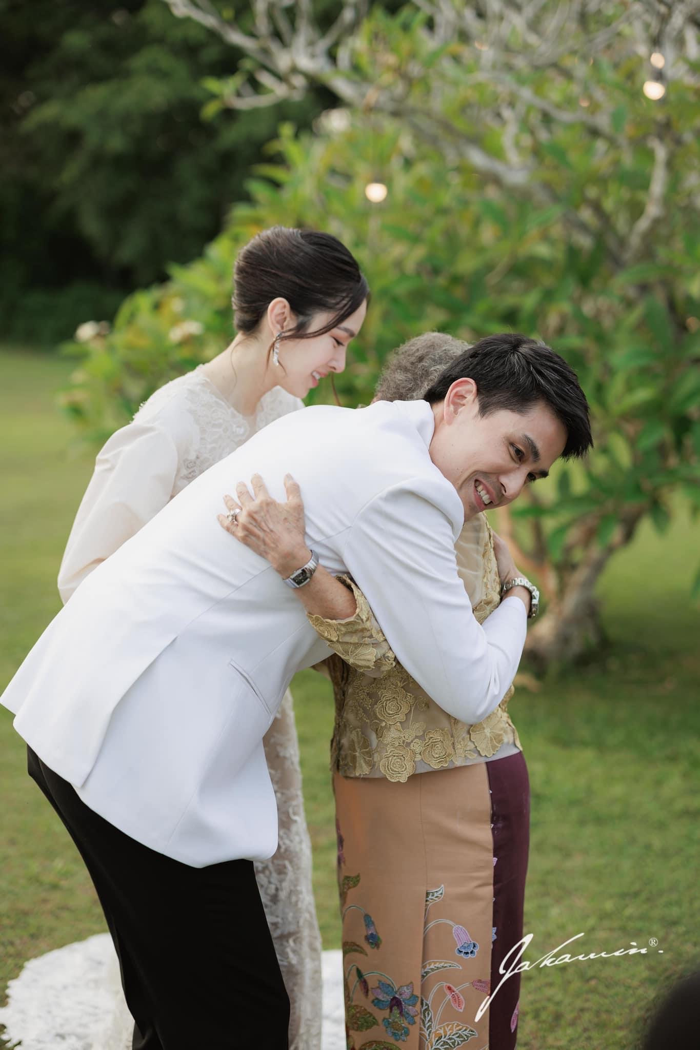 Gia đình hai bên cùng bạn bè, đồng nghiệp thân thiết chúc mừng cô dâu, chú rể.