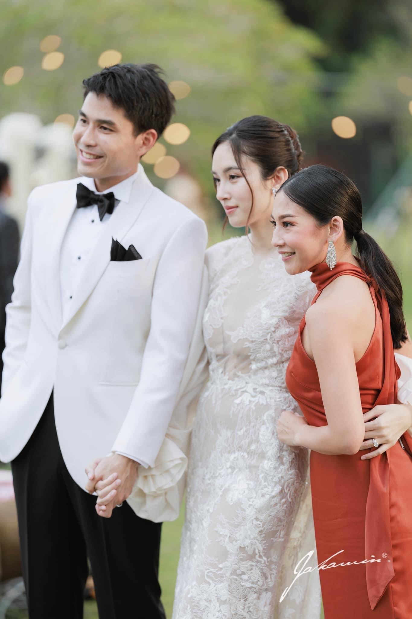 Cặp đôi hạnh phúc tiếp đón quan khách đến chung vui trong hôn lễ. 