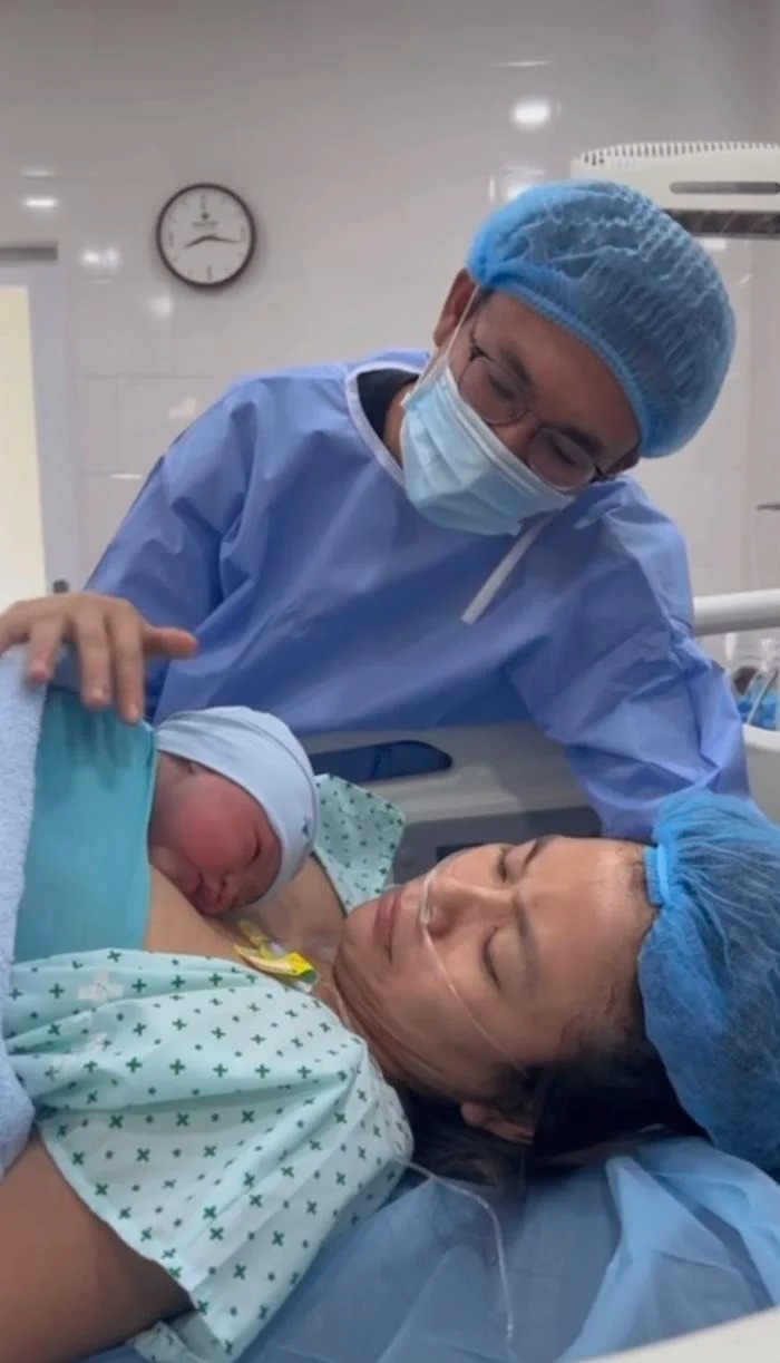 Khoảnh khắc Mâu Thủy da kề da với con trai