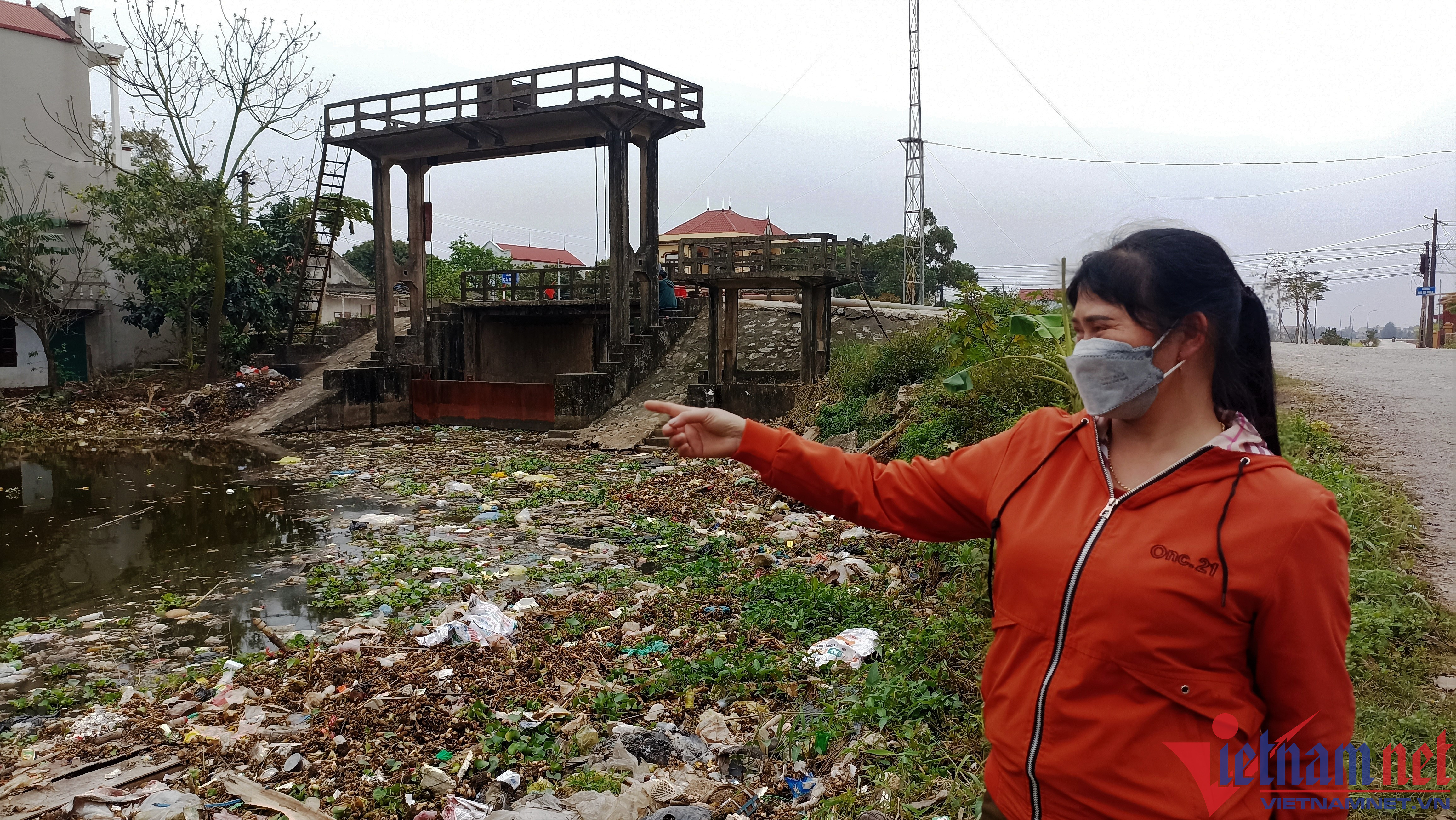 Người dân thôn An Hải suốt nhiều năm qua phải gánh chịu cảnh ô nhiễm môi trường do rác thải.