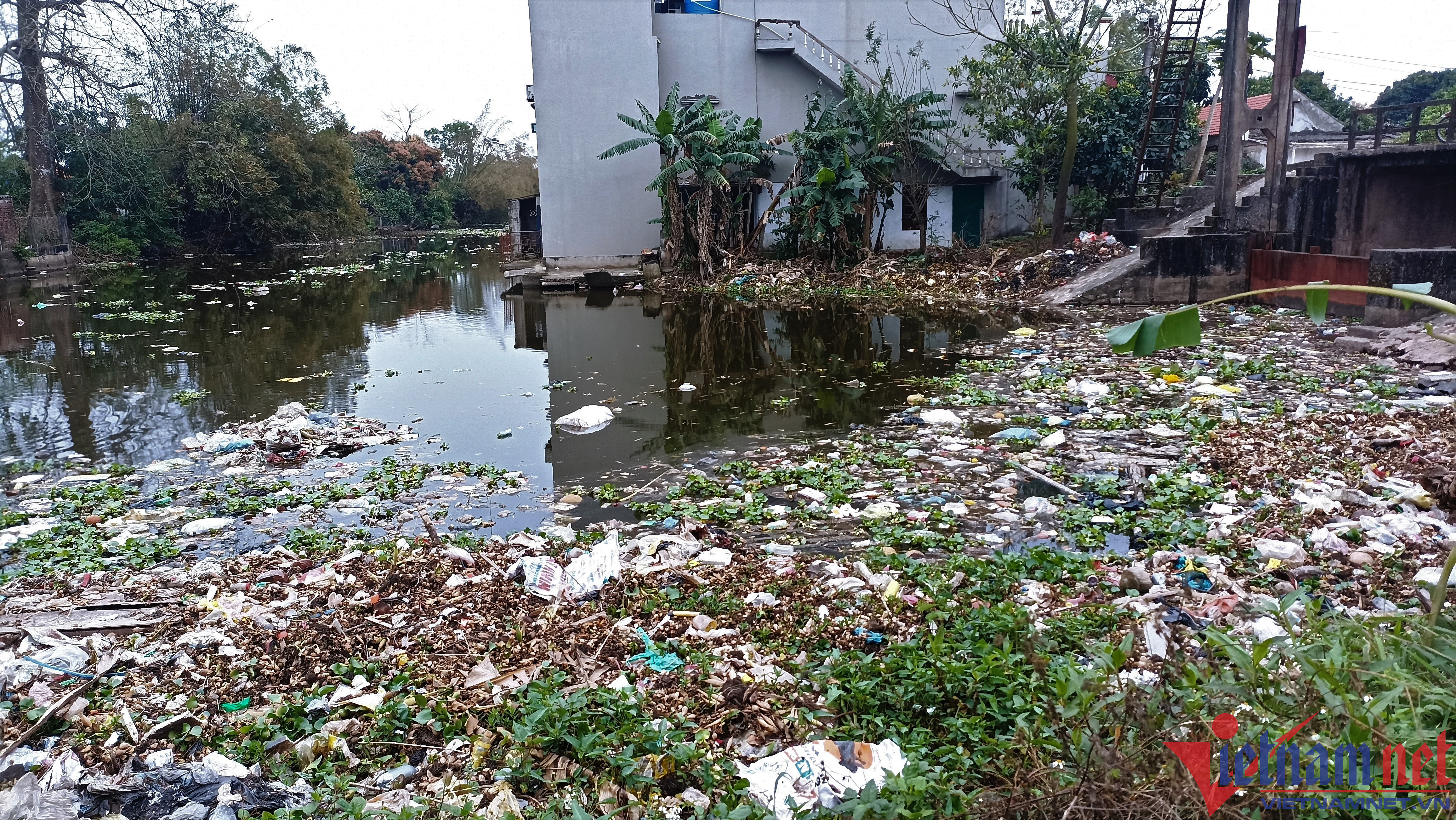 Mặc dù được chính quyền địa phương thu gom thường xuyên nhưng rác vẫn cứ ùn ứ hàng ngày tại cống Mai An.