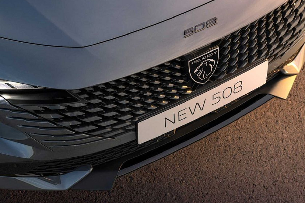 Cụm đèn pha sử dụng công nghệ LED ma trận, kết hợp 3 dải đèn LED định vị tạo hình móng vuốt sư tử đặc trưng của thương hiệu Peugeot. Phía sau, cụm đèn hậu có thiết kế mảnh mai hơn. Cụm tem chữ nổi in tên thương hiệu thay thế cho logo hình sư tử gắn trên cửa cốp.