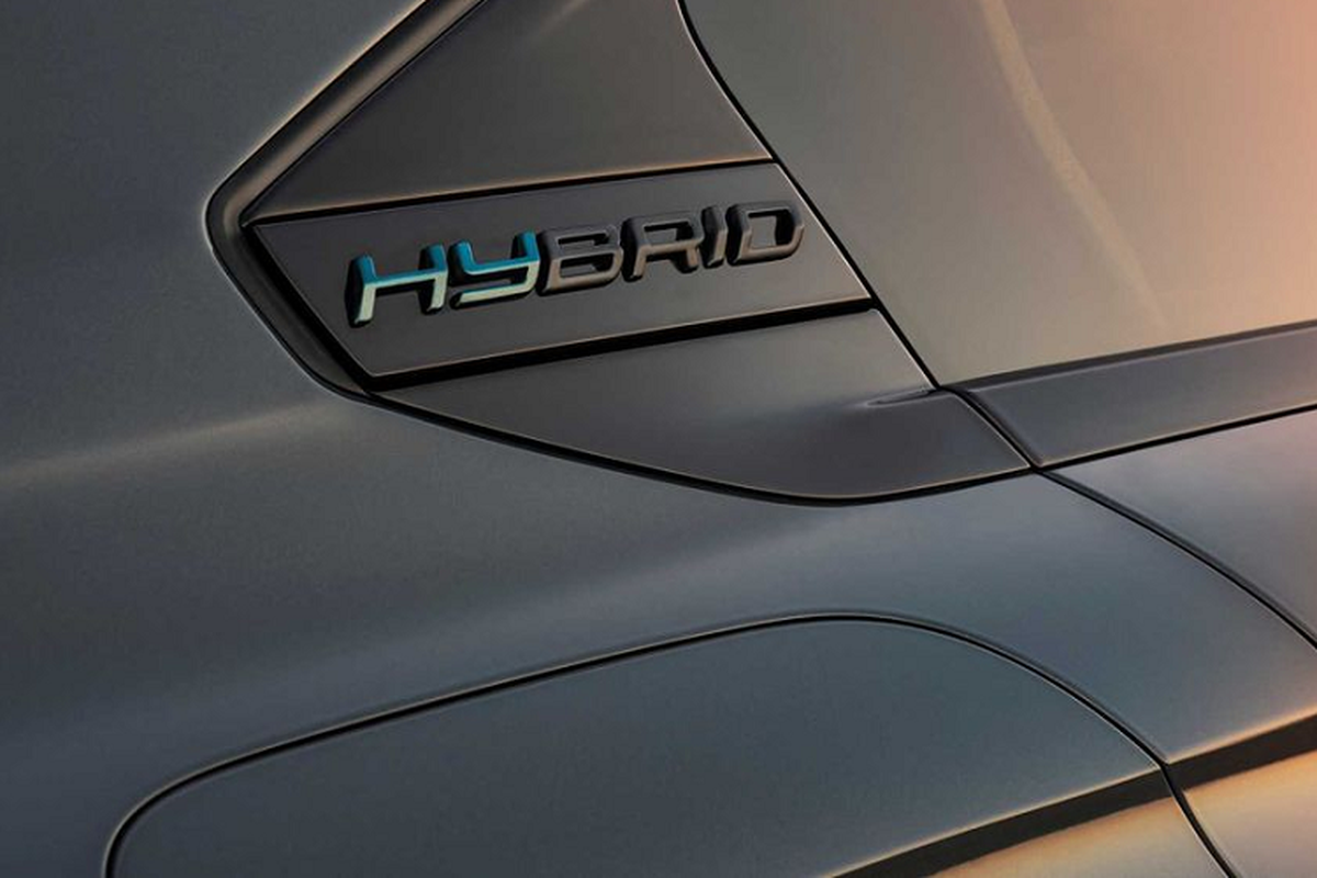 Peugeot 508 mới còn có phiên bản plug-in hybrid (PHEV) với các mức công suất 178 mã lực hoặc 222 mã lực. Phiên bản cao cấp nhất là Peugeot 508 PSE (Peugeot Sport Engineered) Hybrid 2024. Bản này cũng được trang bị động cơ PHEV nhưng dùng máy xăng có công suất lớn hơn, kết hợp với 2 mô tơ điện cho ra tổng sức mạnh lên tới 355 mã lực.