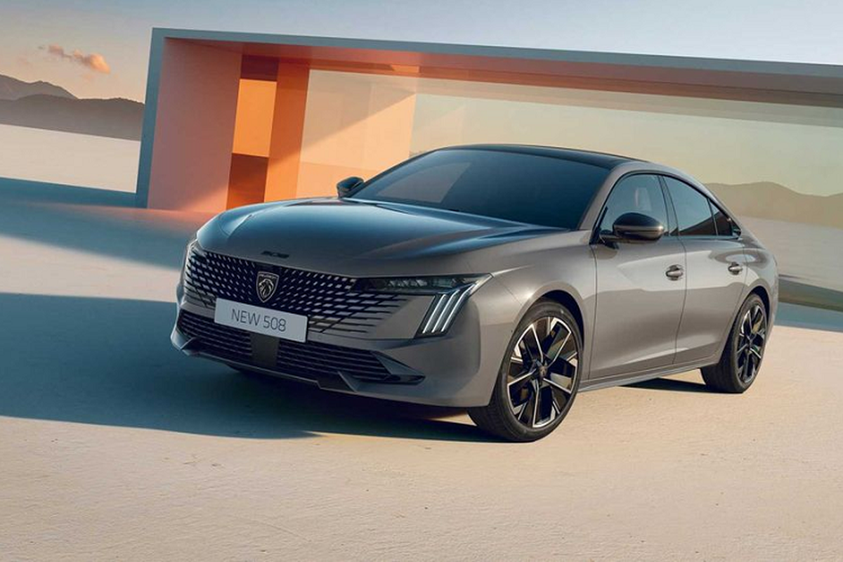Peugeot 508 2024 mới có 2 kiểu dáng là sedan và wagon. Xe có ngoại hình mới mạnh mẽ và cá tính, nổi bật với lưới tản nhiệt có thiết kế đặc biệt. Tại khu vực này, mặt ca lăng có tạo hình không viền, kết hợp với mắt lưới tạo hiệu ứng thị giác 3D độc đáo.