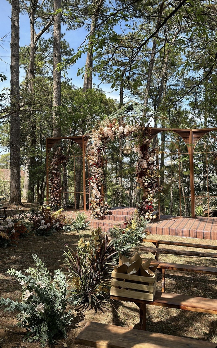 Tiệc cưới được diễn ra giữa rừng thông, trang trí hoàn toàn bằng hoa tươi