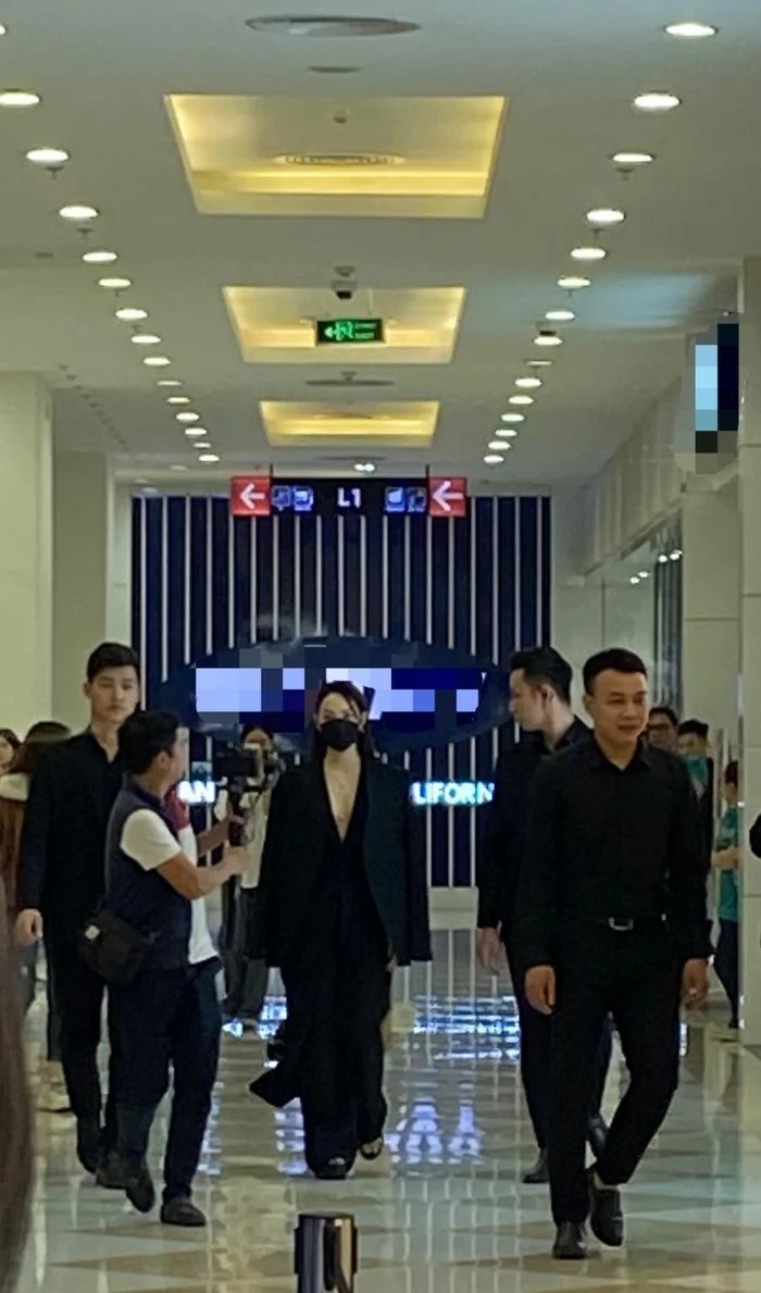 Minh Hằng diện bộ đồ 