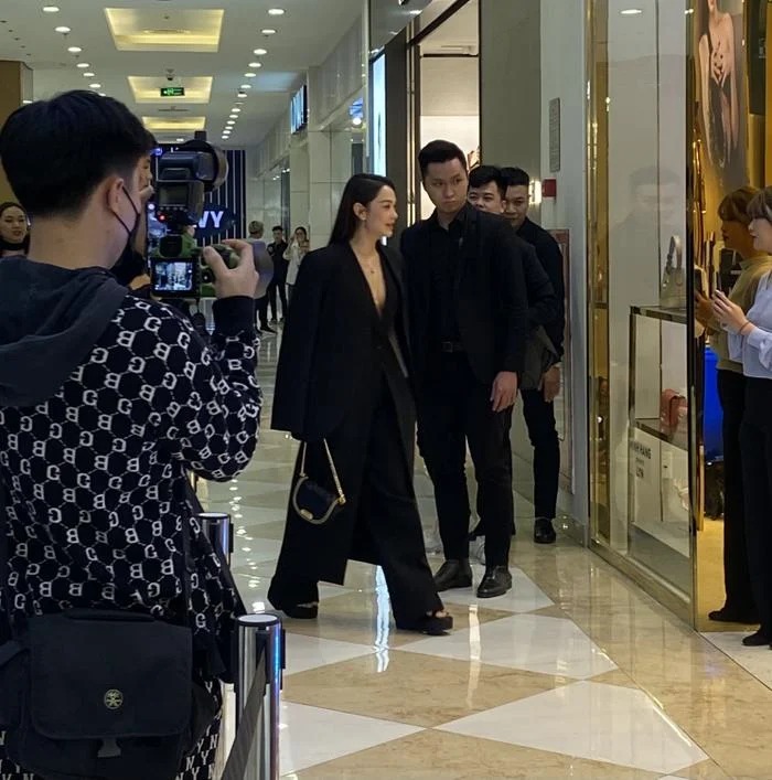 Minh Hằng rảo bước khá nhanh và có đội ngũ an ninh tháp tùng