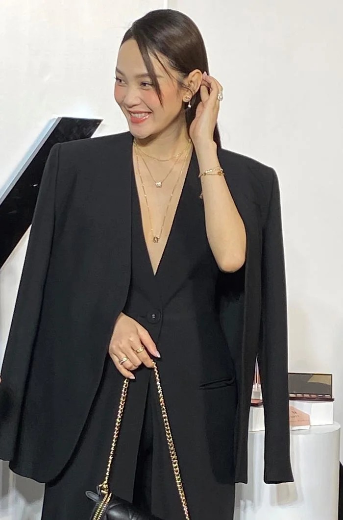 Dù mặc đồ rộng nhưng Minh Hằng vẫn để lộ vòng hai khá lớn