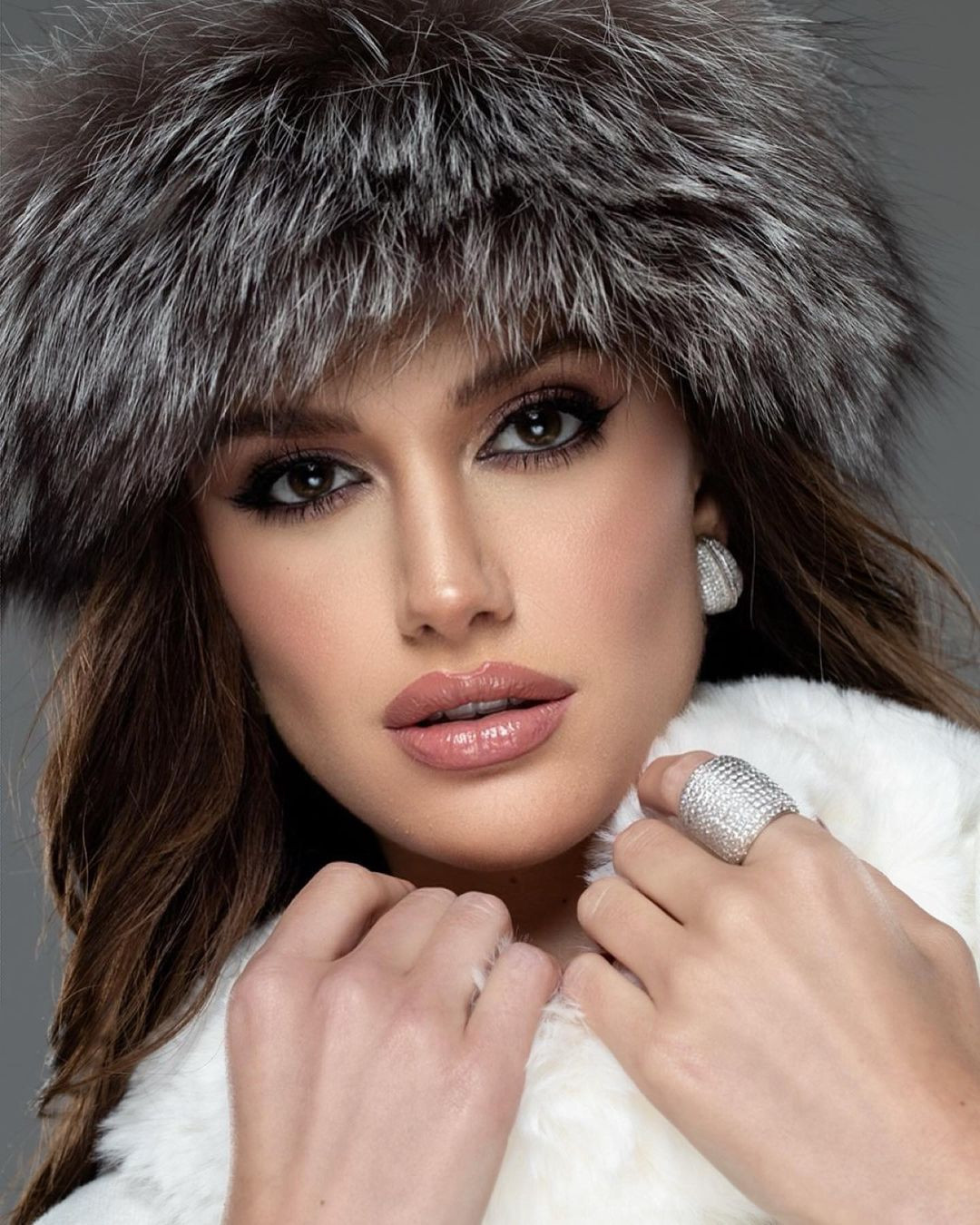 Cô sinh ra và lớn lên ở Marília, bang São Paolo. Trước khi đến với Hoa hậu Hòa bình Quốc tế 2022, Isabella là người mẫu nổi tiếng sống và làm việc ở một số quốc gia trên thế giới.