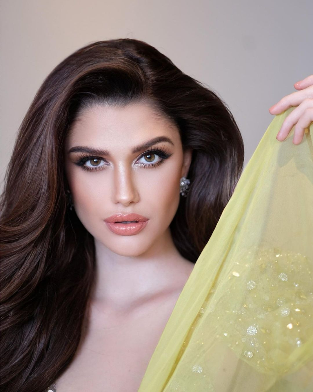 Isabella Menin sở hữu ngoại hình nổi bật với đôi chân dài và gương mặt sắc sảo.