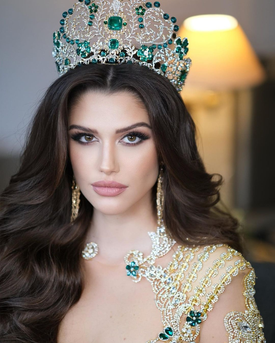 Không chỉ xinh đẹp, Isabella Menin được đánh giá cao về học vấn khi tốt nghiệp cử nhân kinh tế tại Đại học Westminster và có bằng thạc sĩ tài chính tại Đại học London College, Anh. Cô còn là người sáng lập dự án hỗ trợ người khuyết tật mang tên Beyond.