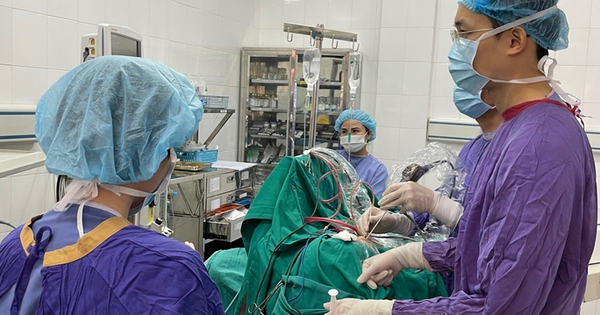 Từ ngày 1-3, Bệnh viện Việt Đức chỉ ưu tiên mổ cấp cứu, các ca bệnh không nguy hiểm đến tính mạng sẽ phải dời lịch mổ. Trong ảnh: Một ca phẫu thuật sọ não tại Bệnh viện Việt Đức. Ảnh: Ngọc Dung