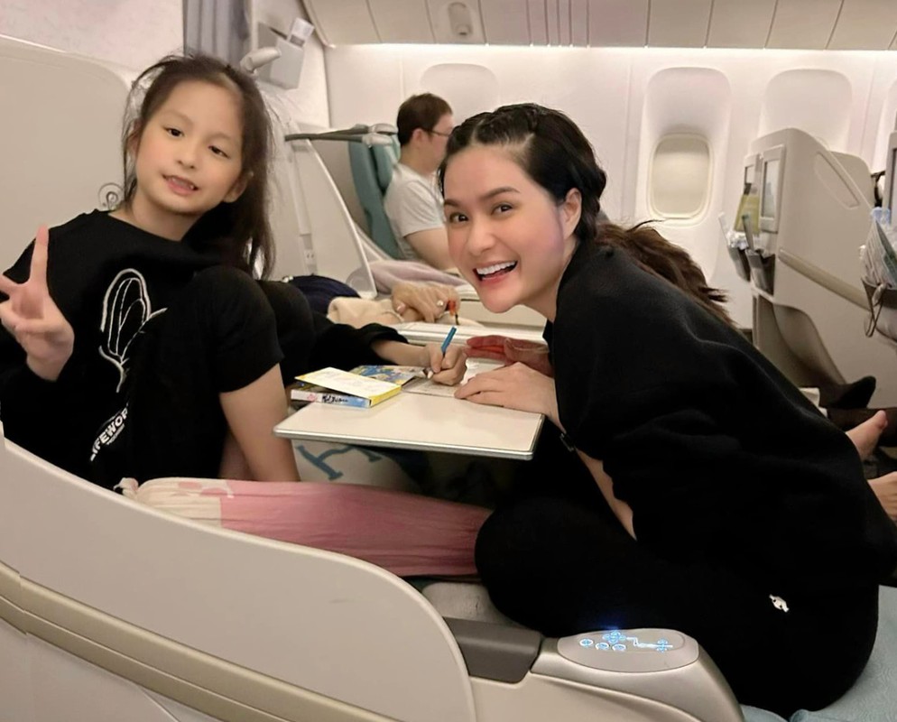 Ngay sau đó, Đoàn Di Băng đã phải làm một clip nói rõ quan điểm dạy con của mình, cho rằng chuyến bay nào cũng có trẻ con, nếu không có con mình thì cũng luôn có con nhà khác có thể làm phiền.