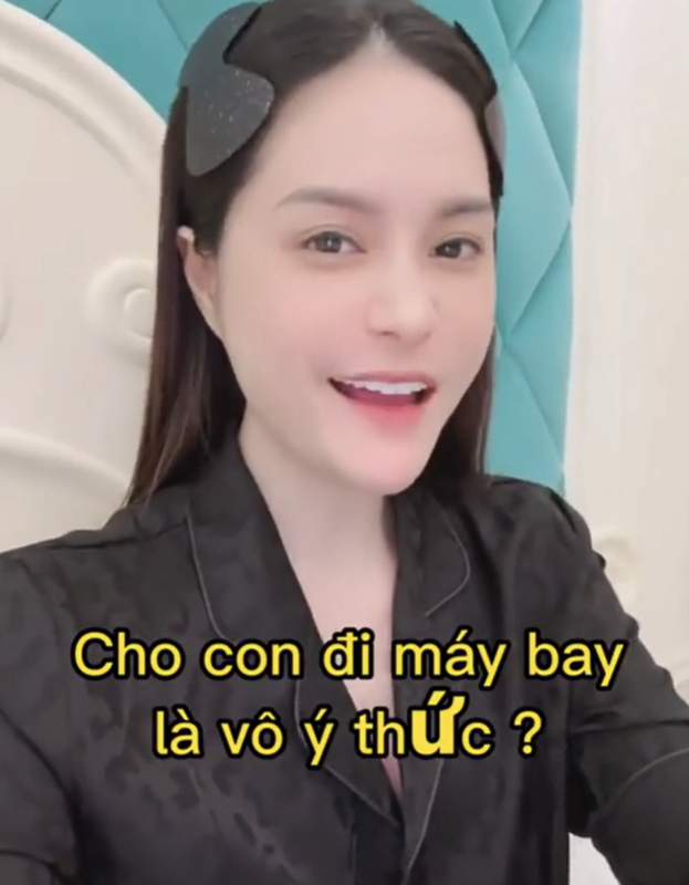 Bên cạnh đó, Đoàn Di Băng cho biết không để 2 con ngồi 1 mình dưới khoang thường mà có 5 người lớn hộ tống để chăm sóc và tránh các bé làm phiền khách xung quanh.