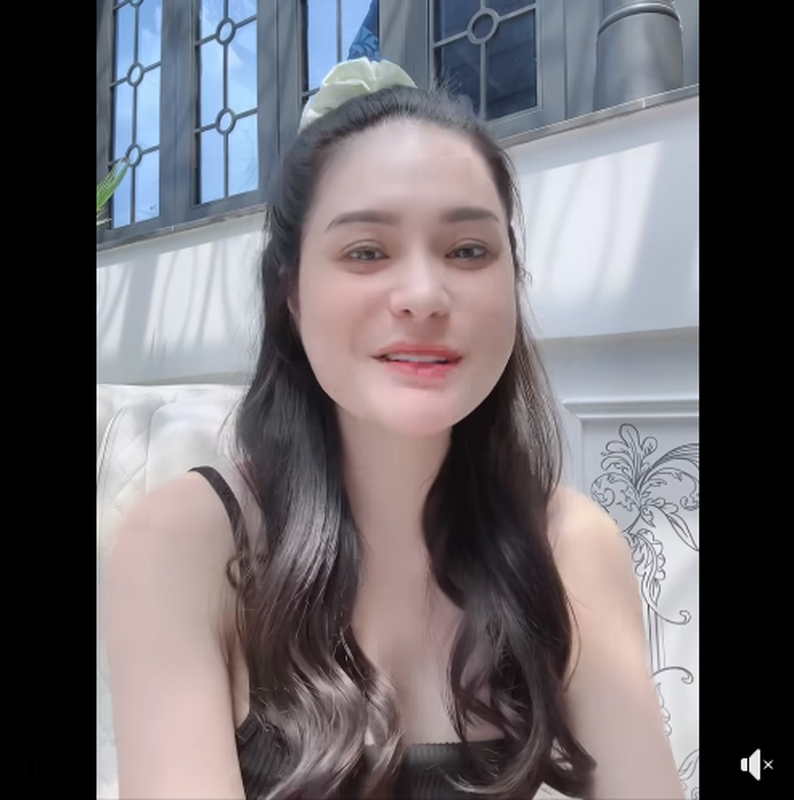 Với vấn đề con còn bé nhưng đã mua hàng online, Đoàn Di Băng cho biết mình chiều hết. Khi 3 con gái lớn lên, nếu các con muốn thì dù áo hiệu, túi hiệu, đồng hồ hay bất cứ thứ gì xa xỉ khác, miễn con muốn là cô sẽ mua cho con.