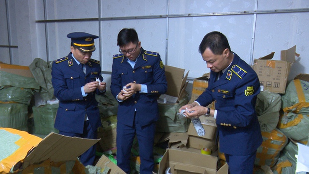 Lực lượng quản lý thị trường kiểm tra lô hàng