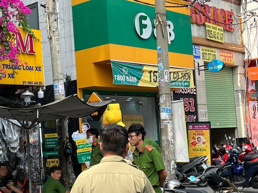 Công an khám xét Công ty F88 tại quận 1.