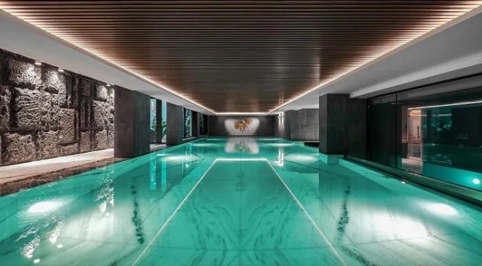 Hồ bơi rộng lớn, được thiết kế cực sang trọng và đẹp mắt