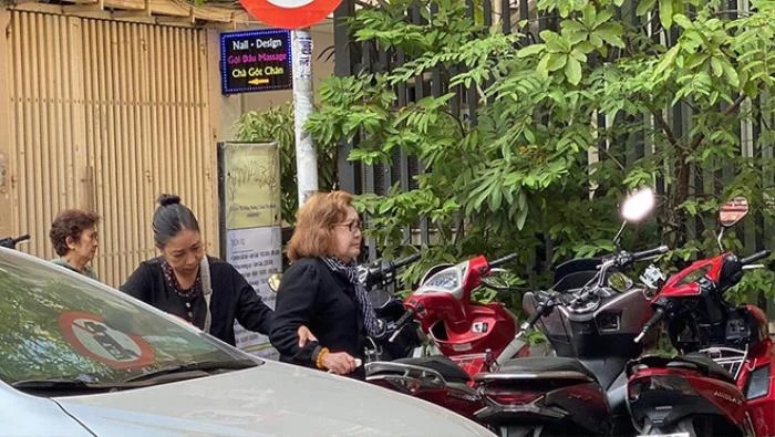 NSƯT Diệu Hiền thất thần có mặt tại nhà riêng của học trò.