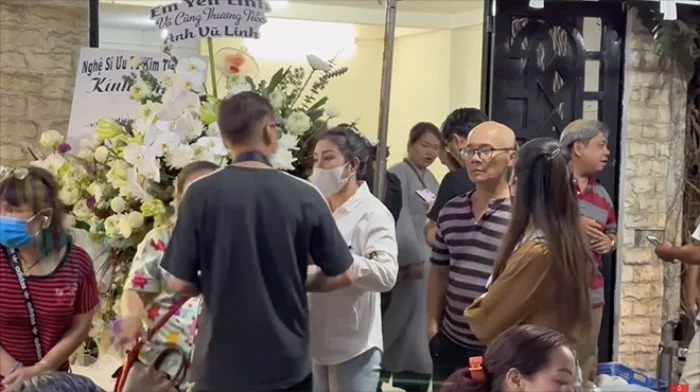 NSƯT Thoại Mỹ cũng có mặt từ sớm, tất bật chuẩn bị hậu sự cho 