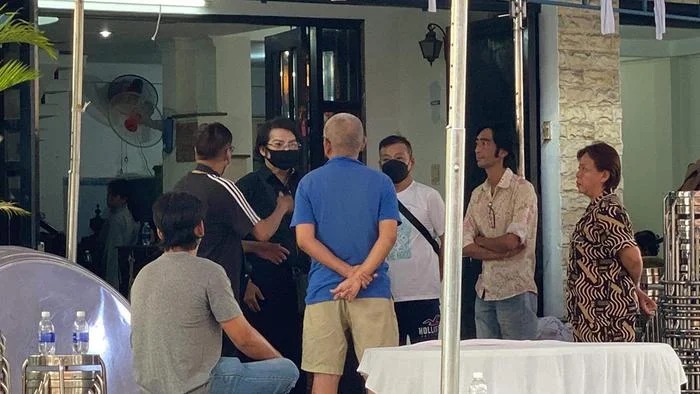 Nghệ sĩ Linh Tâm (áo đen, khẩu trang đen).