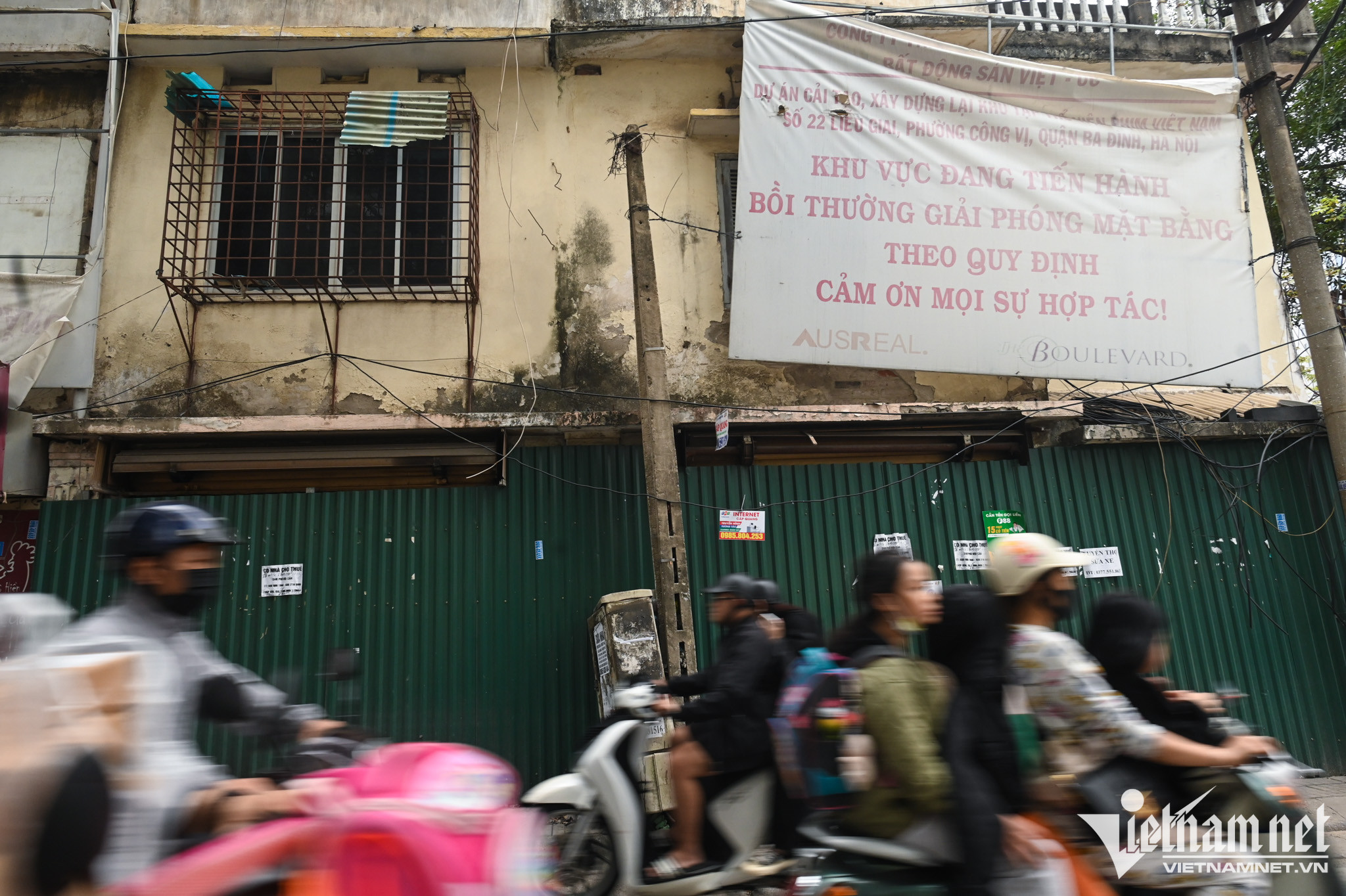 Cuối năm 2022, dự án cải tạo, xây dựng lại khu tập thể Viện tư liệu phim Việt Nam của Công ty TNHH Đầu tư & kinh doanh bất động sản Việt Úc được liệt vào danh sách các dự án chậm tiến độ, phải rà soát ở Hà Nội. Theo kế hoạch được duyệt quý III/2018 - II/2020, dự án đang thỏa thuận với các hộ dân còn lại, GPMB.