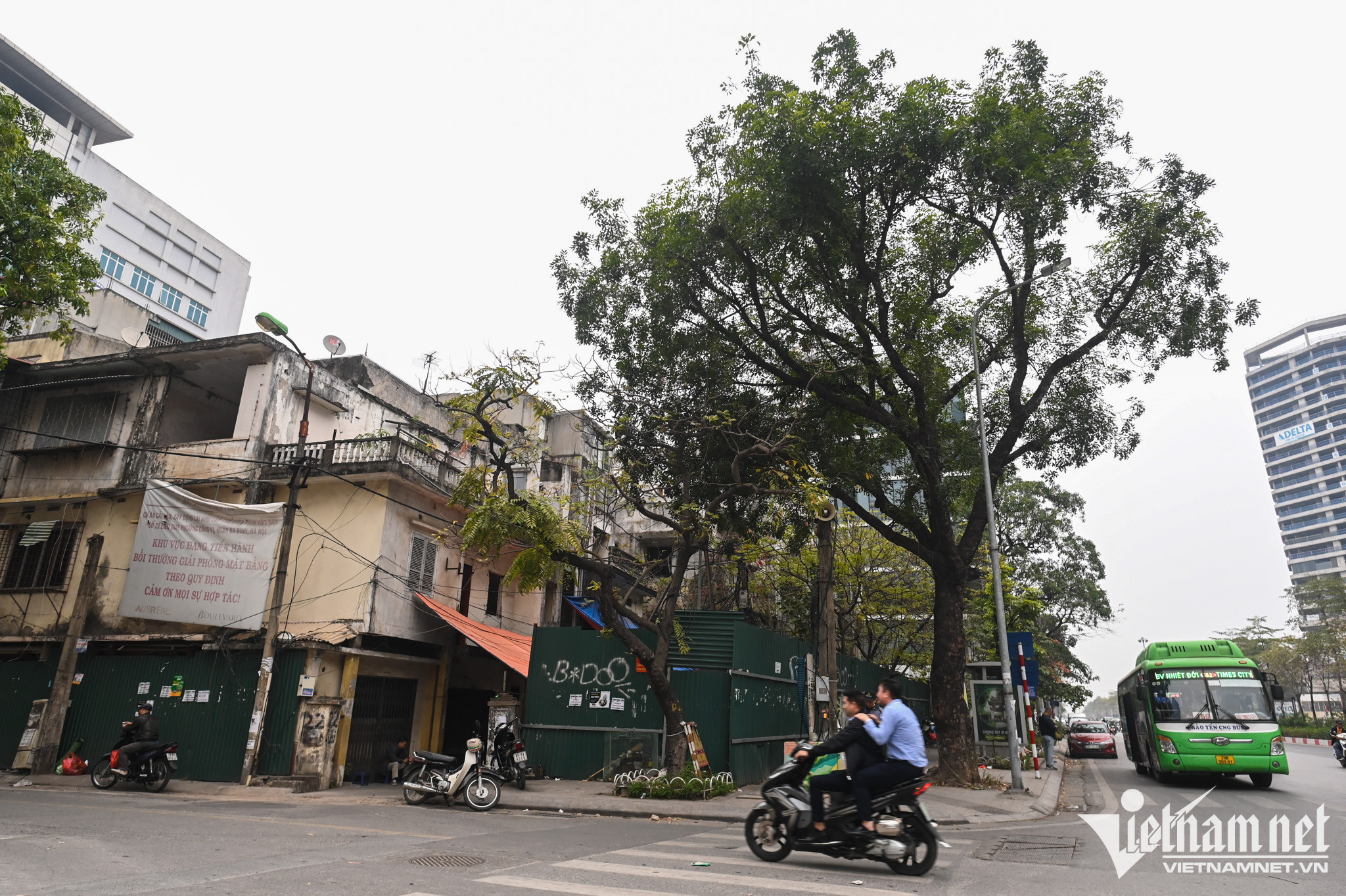 Dự án cải tạo tập thể cũ số 22 Liễu Giai có vị trí “vàng” bởi nằm tại ngã ba giáp hai mặt phố lớn là Liễu Giai và Kim Mã Thượng (cách Hồ Tây 1km). Xung quanh dự án có nhiều trụ sở các cơ quan thuộc Chính phủ, tổ chức nước ngoài và cơ quan ngoại giao cùng nhiều tòa đại sứ quán các nước. Tòa nhà tương lai của dự án chỉ cách Tổ hợp văn phòng và Trung tâm Thương mại Lotte 500m.